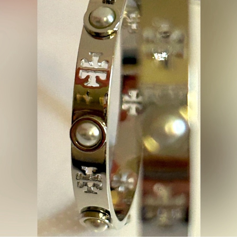 🔥🔥 New Tory Burch Silver logo Pearl Hoop Earrings - Picture 3 of 4
